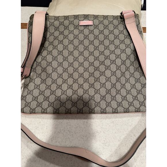 Gucci GG Supreme messenger bag with pink patent leather - Picture 2 of 15
